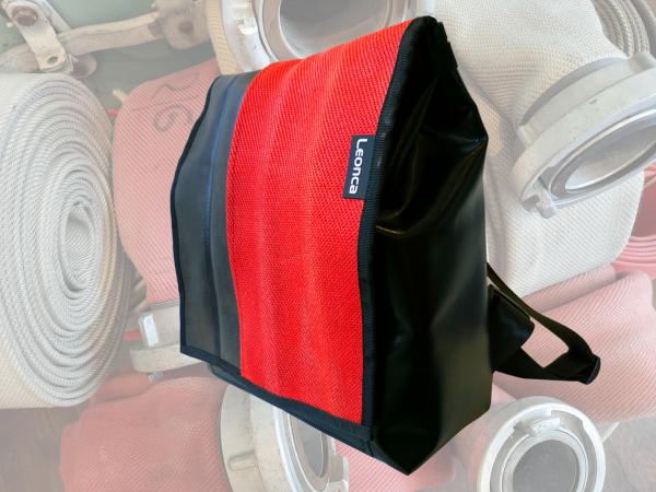 Upcycling Rucksack aus alten roten Feuerwehrschläuchen und LKW-Plane und Autogurten